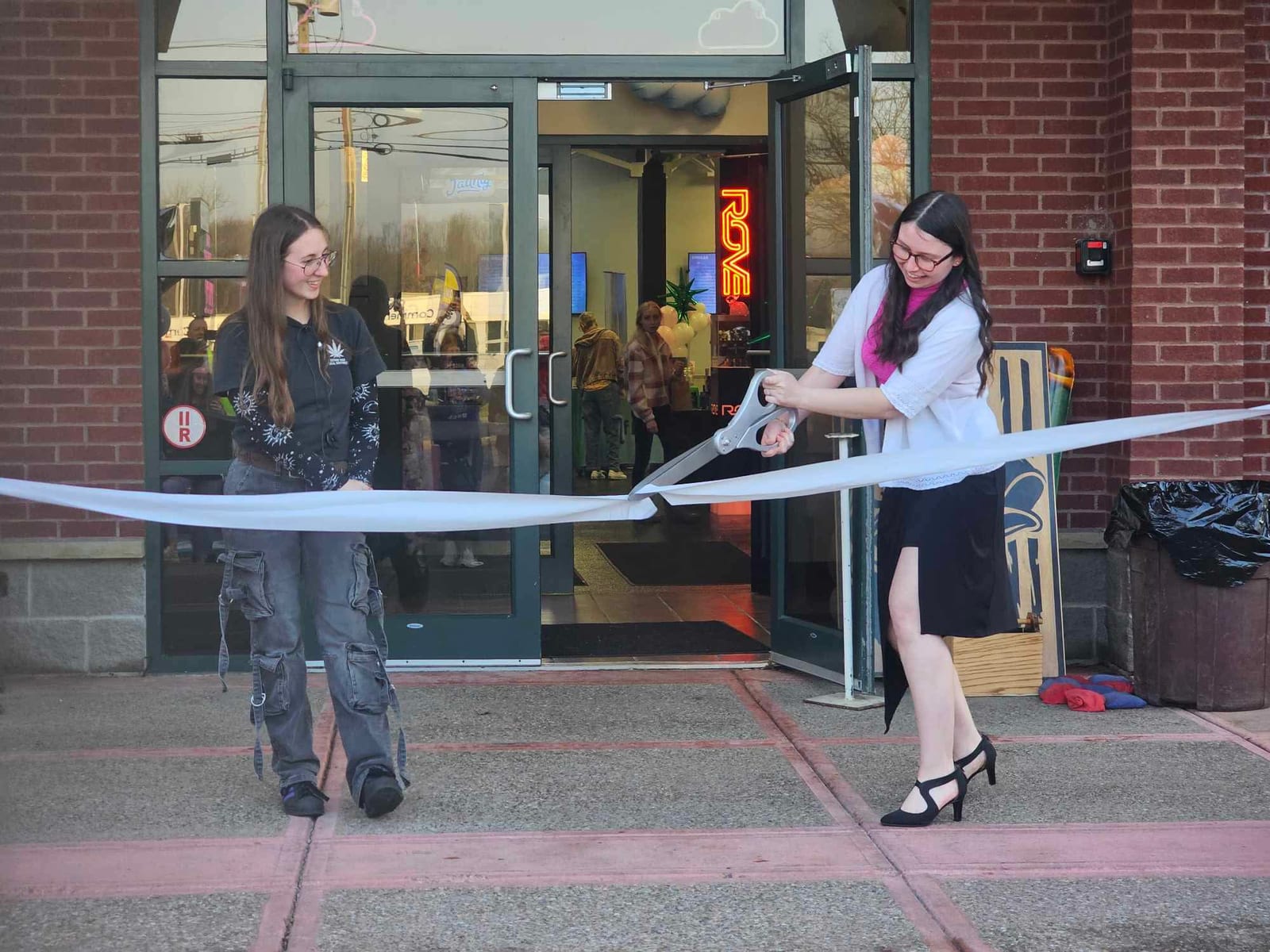 Sidney cutting the ribbon at the Dream Daze grand opening
